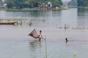টাঙ্গুয়ার হাওরে বাঁধ উপচে পড়ছে পাহাড়ি ঢল