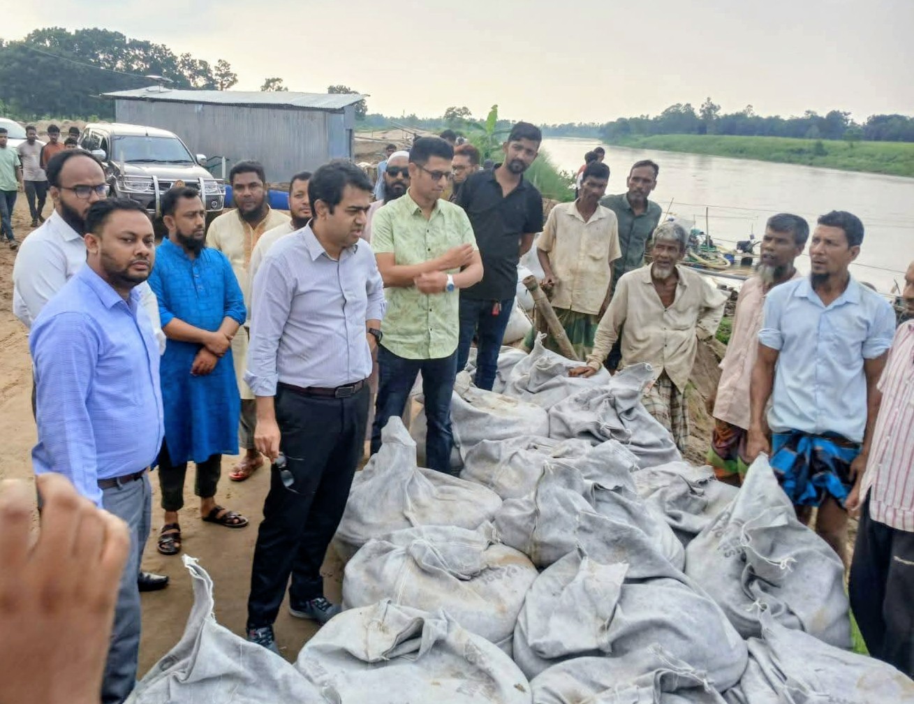 চুনারুঘাটে খোয়াই নদীর ভাঙ্গন থেকে রাস্তা রক্ষার কাজের উদ্বোধন চুনারুঘাটে খোয়াই নদীর ভাঙ্গন থেকে রাস্তা রক্ষার কাজের উদ্বোধন