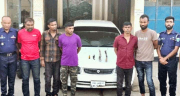 মৌলভীবাজারে অস্ত্র ও প্রাইভেটকারসহ ৫ ডাকাত গ্রেফতার মৌলভীবাজারে অস্ত্র ও প্রাইভেটকারসহ ৫ ডাকাত গ্রেফতার