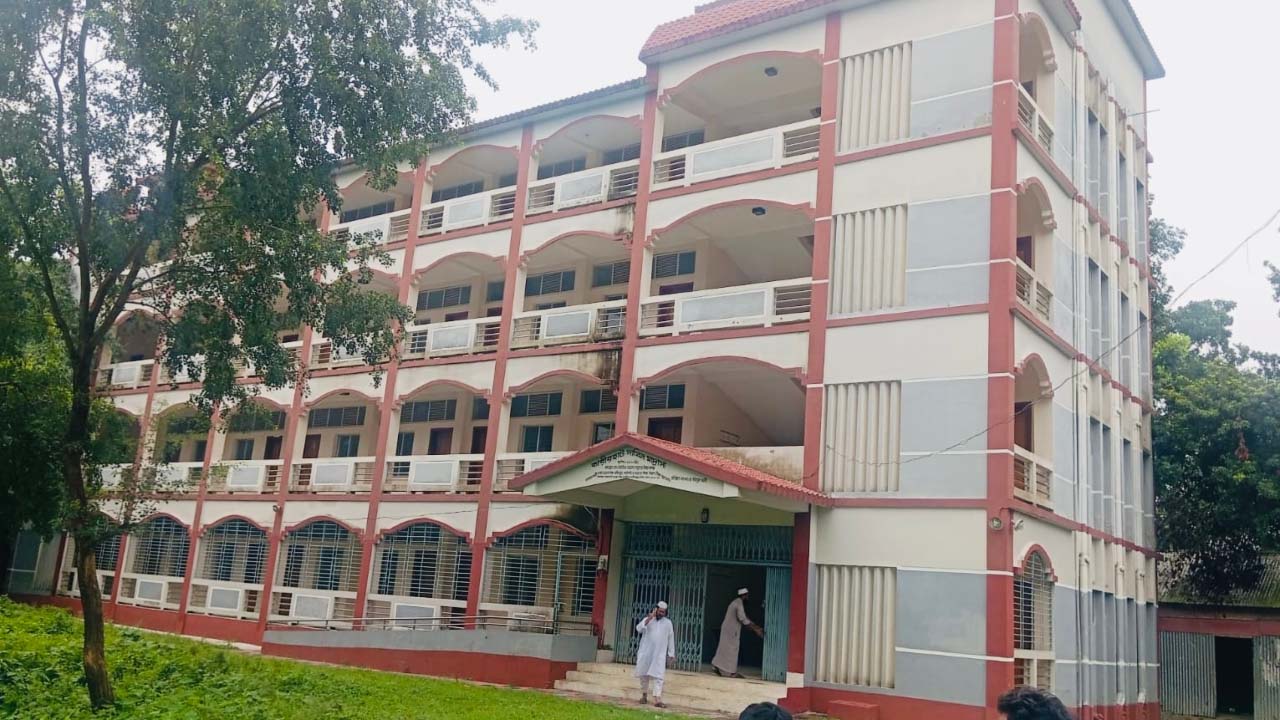 ২২ দিন ধরে বিদ্যুৎ না থাকায় ভোগান্তিতে মাদ্রাসার ৩শ শিক্ষার্থী