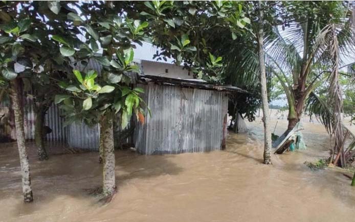মৌলভীবাজারে বন্যা: খাবার ও বিশুদ্ধ পানির সংকটে ৫০ হাজার মানুষ