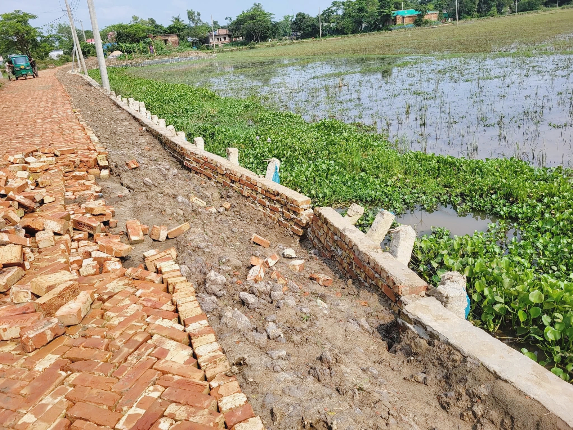 জুড়ীতে নির্মাণাধীন সড়ক ও গার্ড ওয়ালে ভাঙন