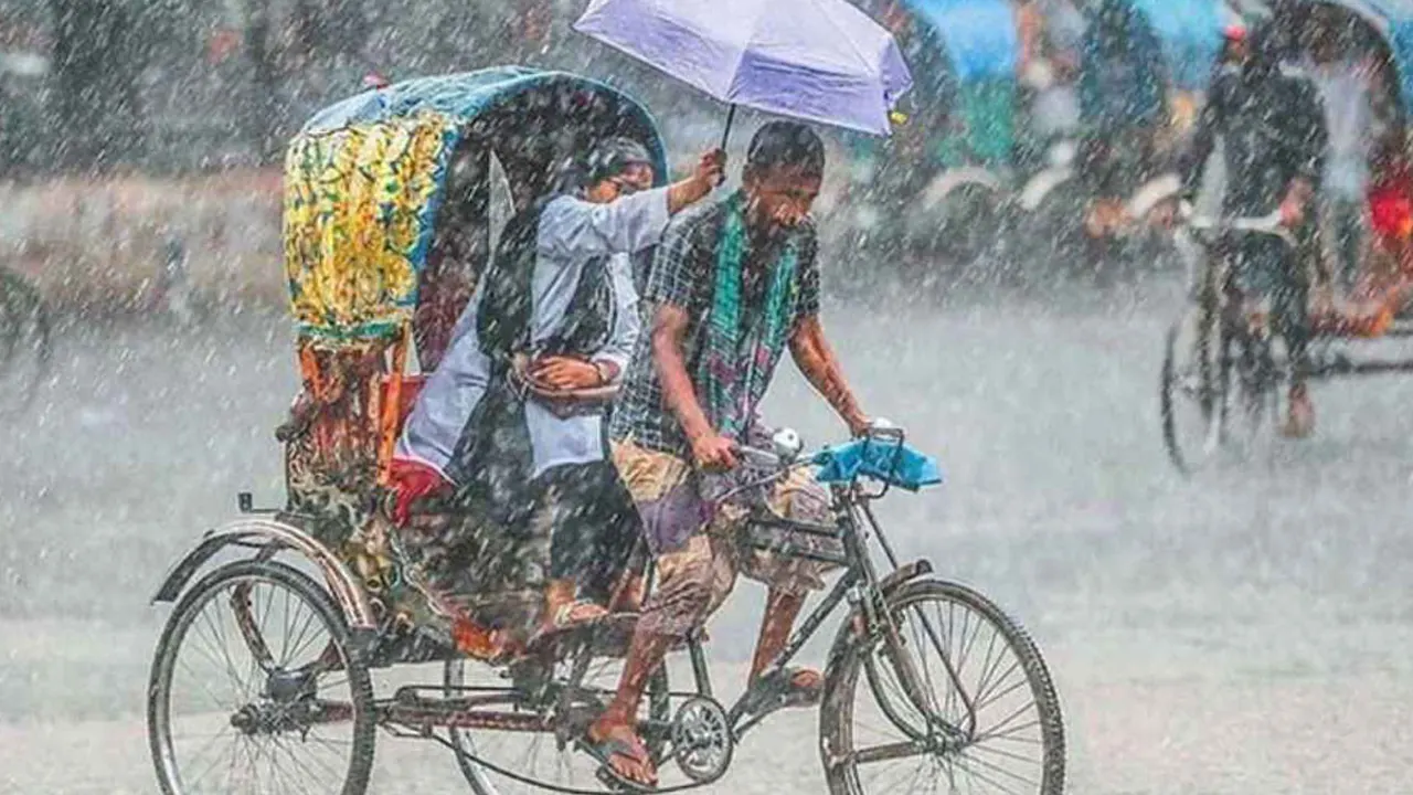 মৌসুমি বায়ুর প্রভাবে দেশজুড়ে বৃষ্টির আভাস, সমুদ্রবন্দরে ৩ নম্বর সতর্কসংকেত