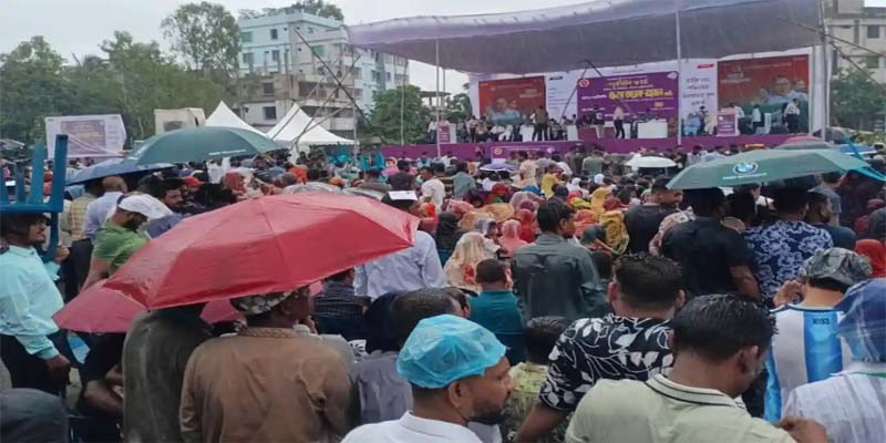 আবহাওয়া বৈরী, তবুও প্রধানমন্ত্রীর অনুষ্ঠানে জনতার ঢল