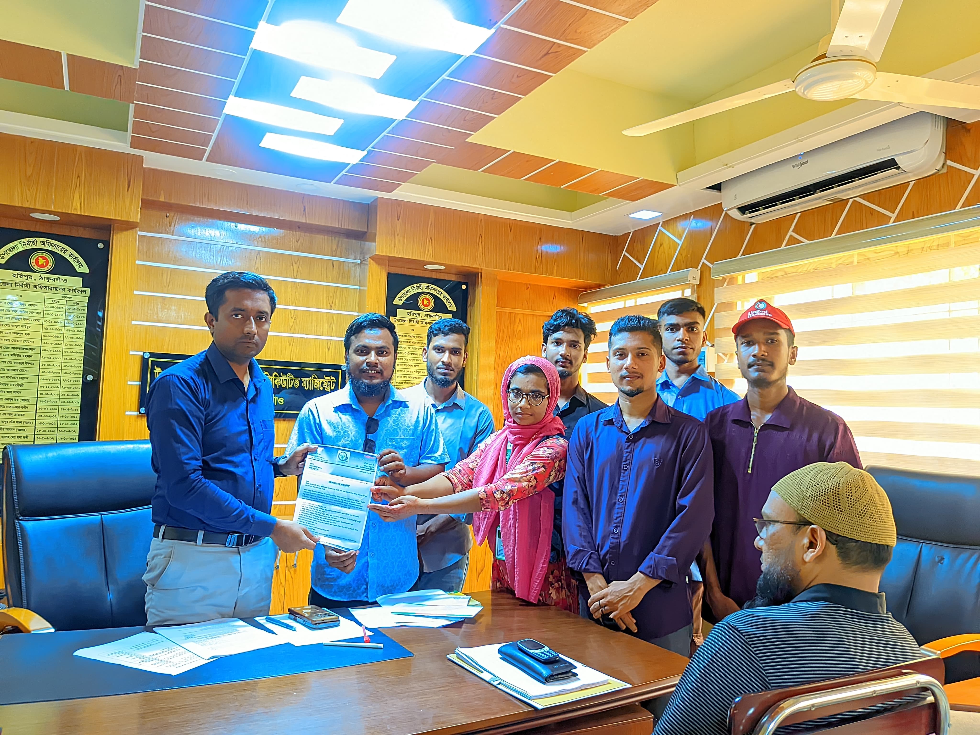 হরিপুর ইউএনওকে ‘অক্সিজেন’-এর স্মারকলিপি প্রদান