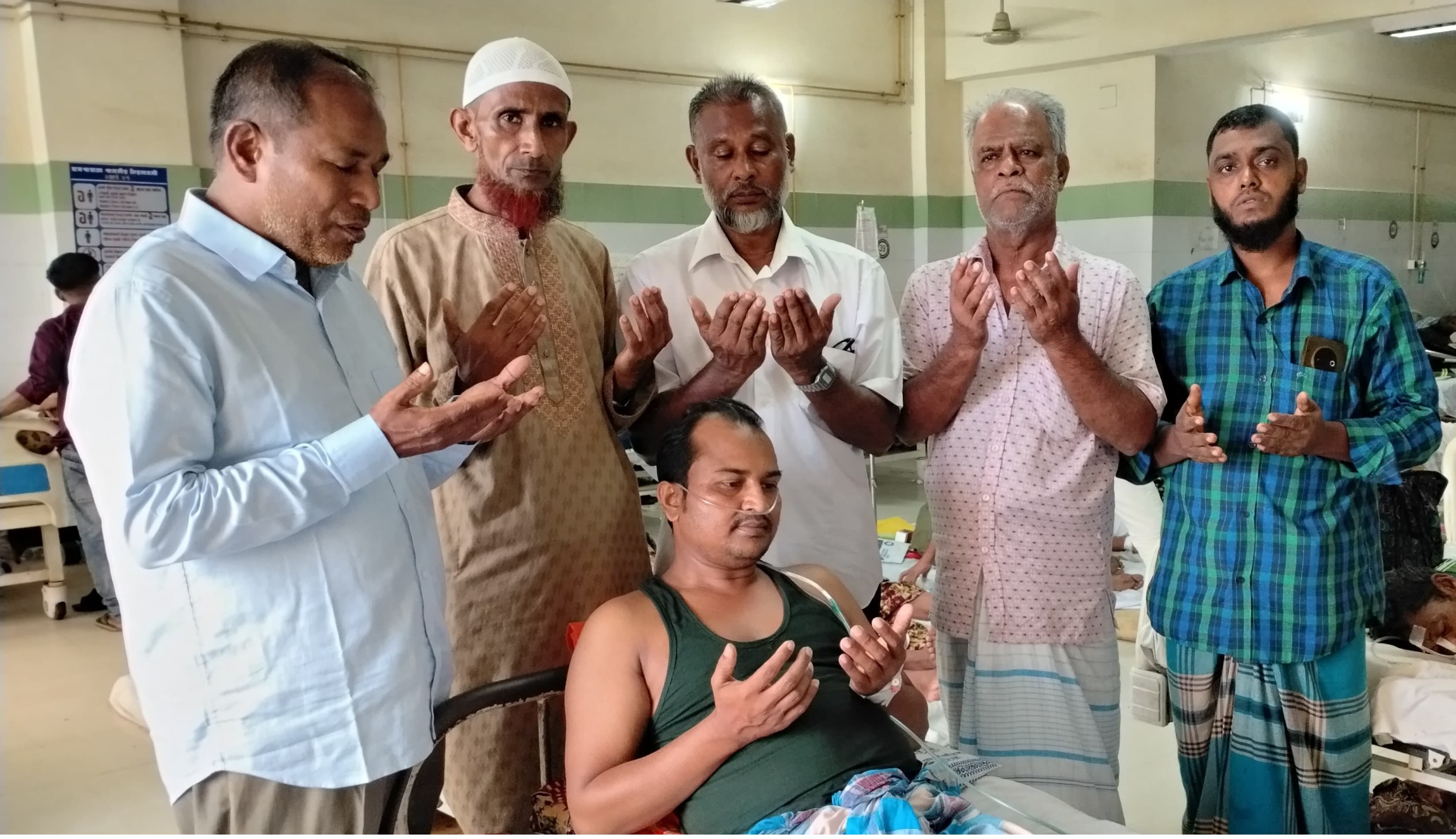 ফটো সাংবাদিক আব্দুল খালিকের শয্যাপাশে সিলেট জেলা রিক্সা শ্রমিক ইউনিয়নের নেতৃবৃন্দ