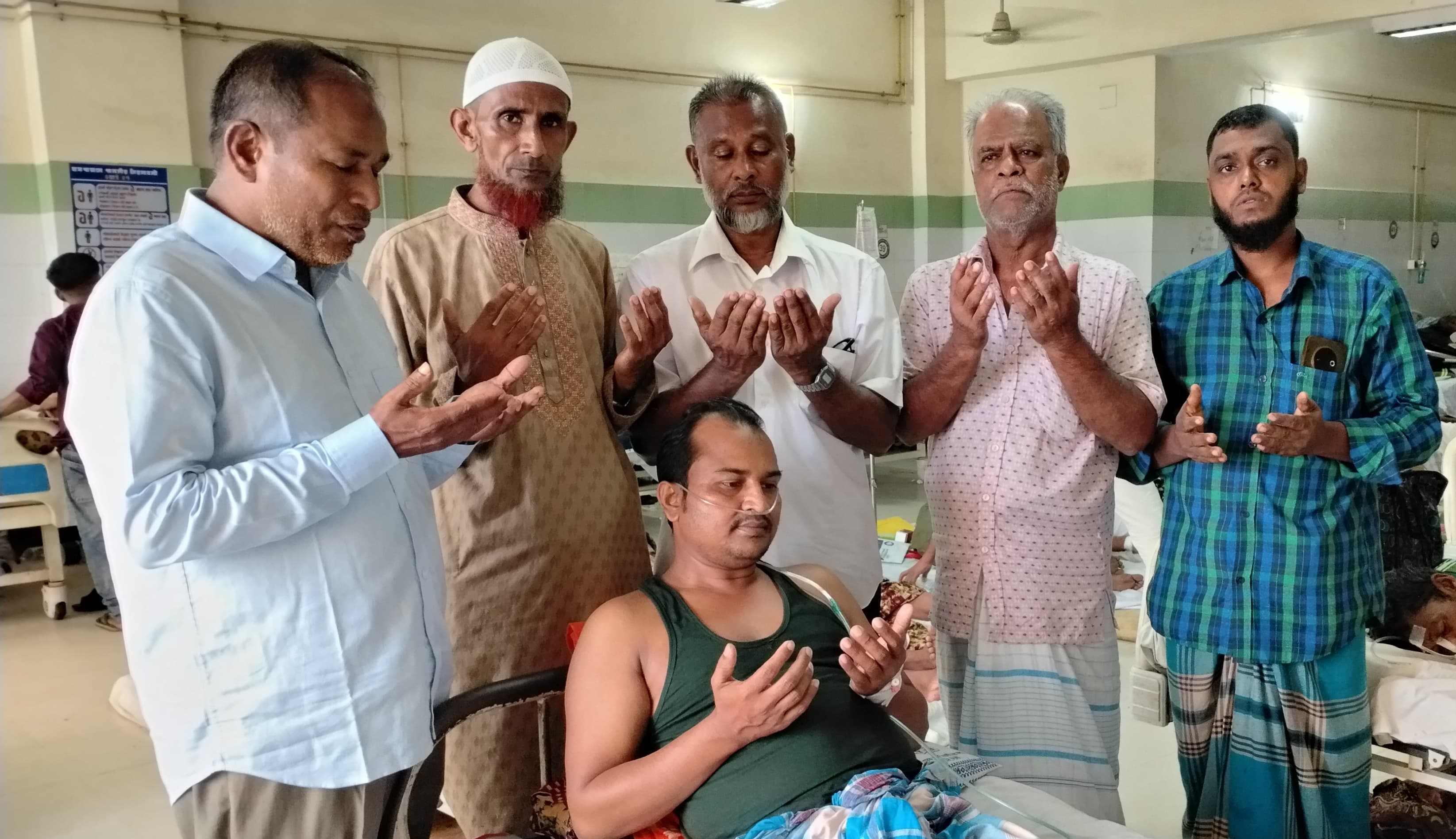 অসুস্থ ফটো সাংবাদিক আব্দুল খালিকের শয্যাপাশে সিলেট জেলা রিক্সা শ্রমিক ইউনিয়নের নেতৃবৃন্দ অসুস্থ ফটো সাংবাদিক আব্দুল খালিকের শয্যাপাশে সিলেট জেলা রিক্সা শ্রমিক ইউনিয়নের নেতৃবৃন্দ