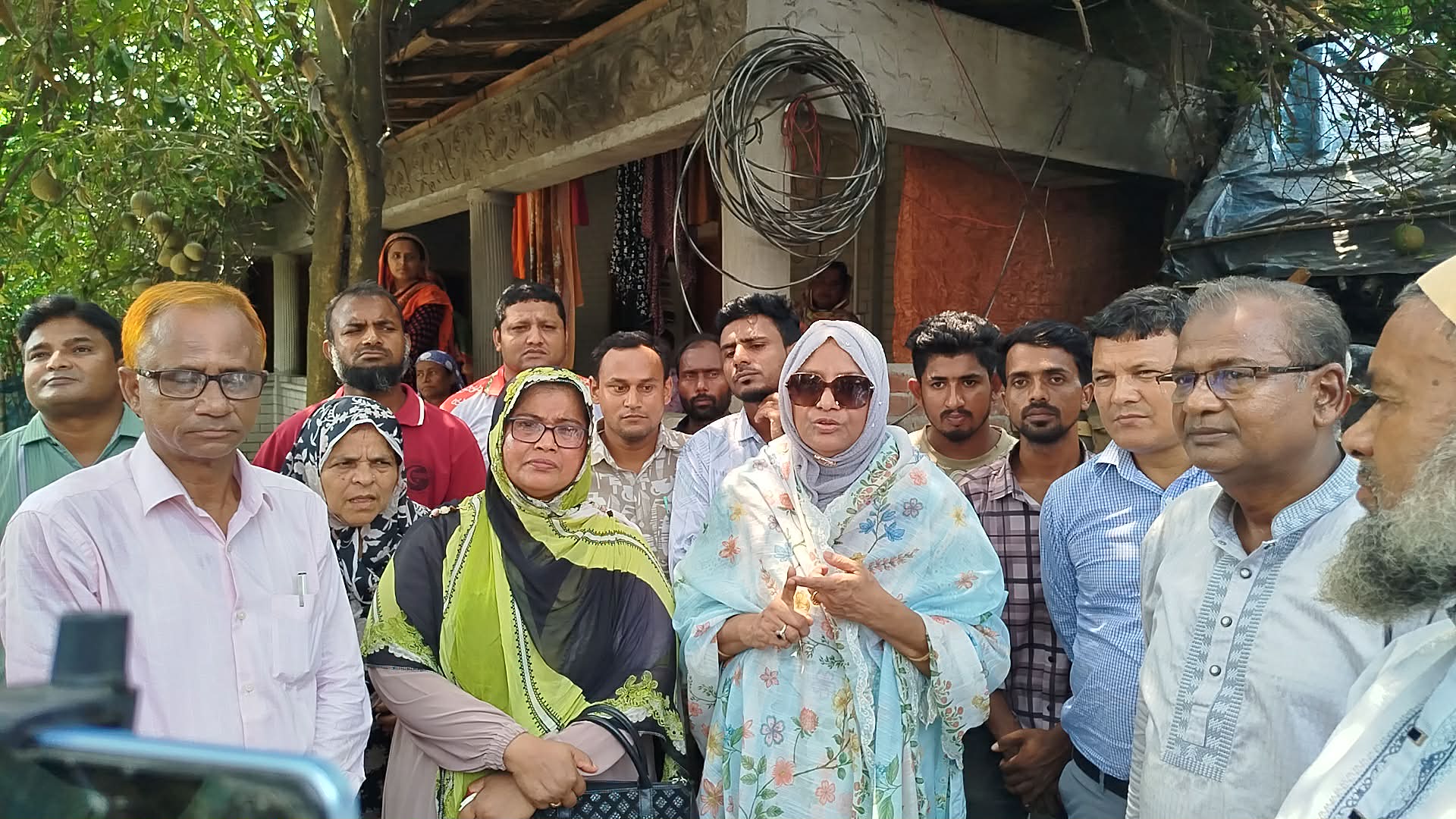অগ্নিকাণ্ডে ক্ষতিগ্রস্ত পরিবারগুলোর খোঁজখবর নিতে বাসায় গেলেন এমপির সহধর্মিণী অধ্যাপক ডা. হাসিনা