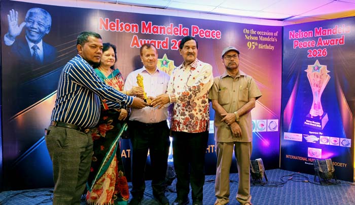 নেলসন ম্যান্ডেলা পিস অ্যাওয়ার্ড পেলেন এডভোকেট সালেহ চৌধুরী নেলসন ম্যান্ডেলা পিস অ্যাওয়ার্ড পেলেন এডভোকেট সালেহ চৌধুরী