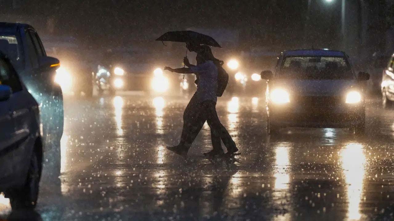 রাতের মধ্যে ব্যাপক ঝড়-বৃষ্টির আভাস, নদীবন্দরেও সতর্কতা