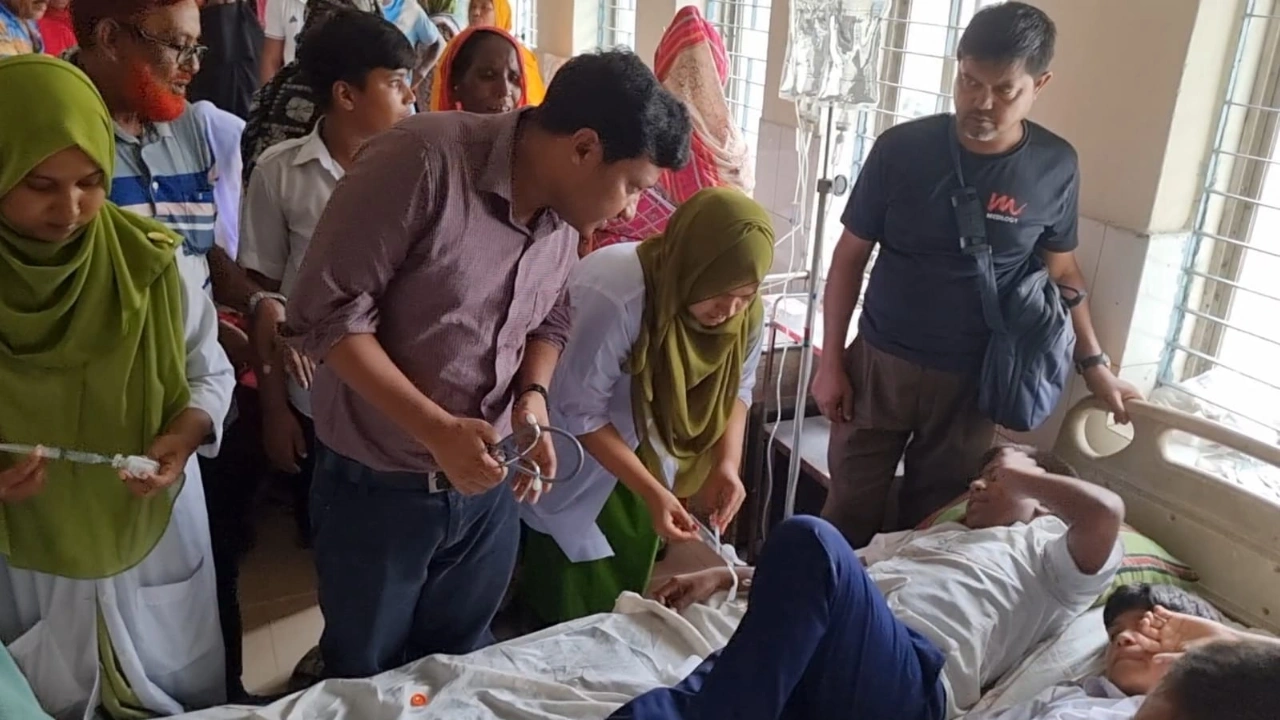 পানি পান করে হাসপাতালে ৩২ শিক্ষার্থী