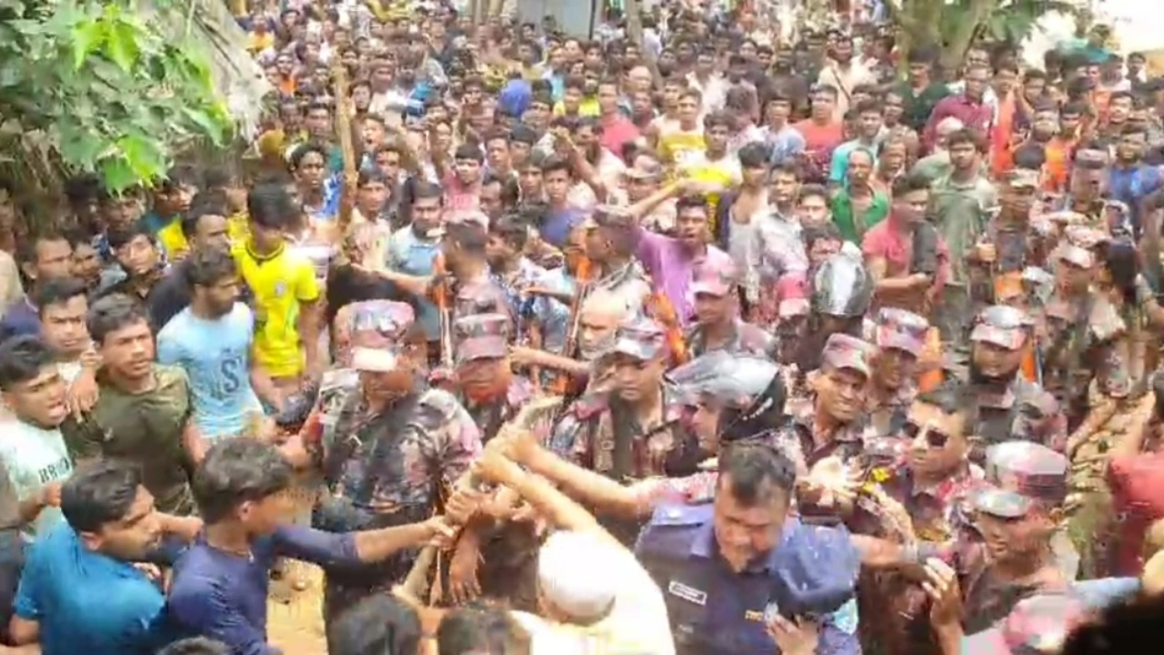 পুলিশের গাড়িবহরে হামলা, আহত ১০