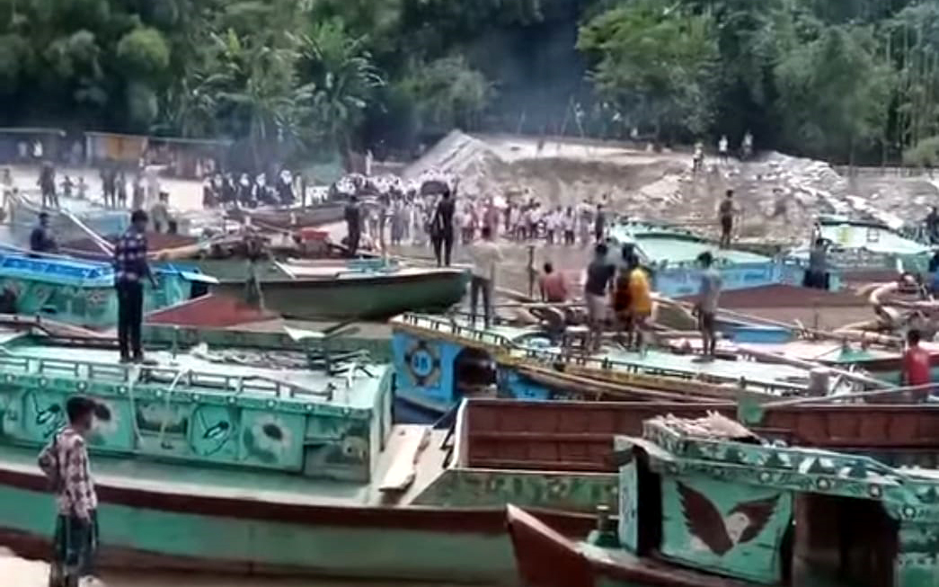 গোয়াইনঘাটে ভাঙনের মুখে ভিটেমাটি, কাঠগড়ায় প্রশাসন ও সিন্ডিকেট গোয়াইনঘাটে ভাঙনের মুখে ভিটেমাটি, কাঠগড়ায় প্রশাসন ও সিন্ডিকেট