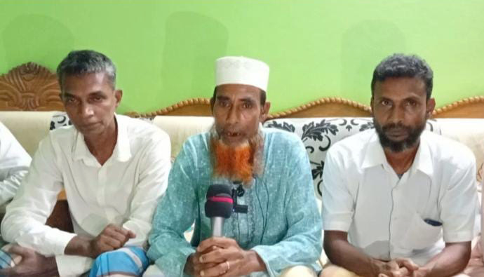 টিলার মাটি কাটার প্রতিবাদ করায় জাহাঙ্গীরনগরে ভুয়া স্বামী-স্ত্রী সাজিয়ে মালিককে হেনস্তা