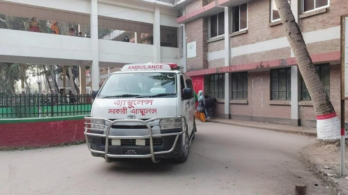 অ্যাম্বুলেন্স গ্যারেজে, রোগীরা ছুটছেন বেসরকারি গাড়িতে অ্যাম্বুলেন্স গ্যারেজে, রোগীরা ছুটছেন বেসরকারি গাড়িতে