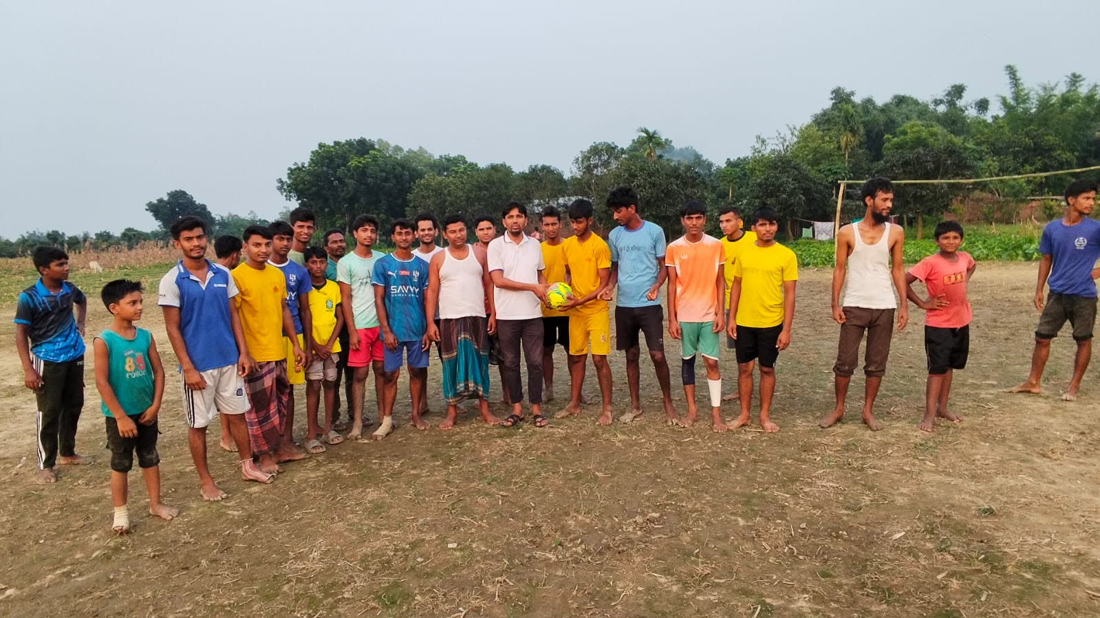 হরিপুরে যুবদলের উদ্যোগে ফুটবল বিতরণ