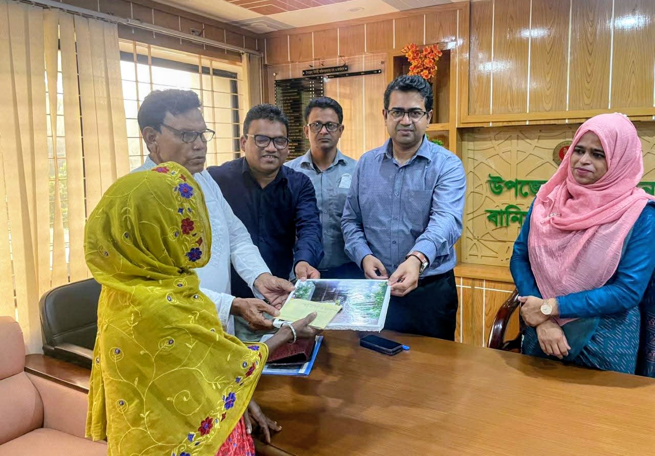 বানিয়াচং এ বজ্রপাতে নিহত ও আহতদের ও ভিক্ষুক পুনর্বাসন সহায়তার চেক বিতরণ বানিয়াচং এ বজ্রপাতে নিহত ও আহতদের ও ভিক্ষুক পুনর্বাসন সহায়তার চেক বিতরণ