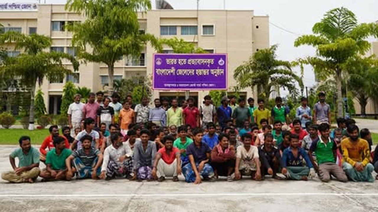 ভারতে আটক ৯১ বাংলাদেশি জেলে দেশে ফিরেছে, পরিবারের কাছে হস্তান্তর