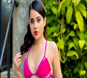 সেলফি তুলতে টাকা চাইছেন উরফি