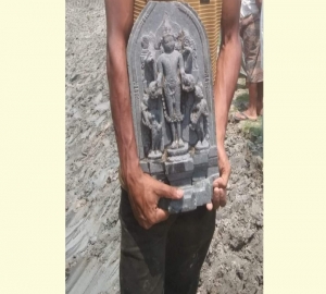 ঠাকুরগাঁওয়ে পুকুর খননে মিলল ১২ কেজি ওজনের বিষ্ণু মূর্তি