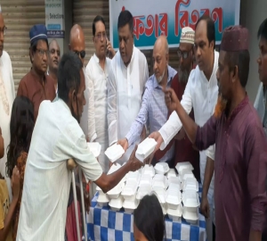 বাংলাদেশ সড়ক পরিবহন শ্রমিক লীগের ইফতার বিতরণ 
