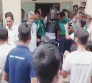 নগরীতে ছাত্রীকে প্রধান শিক্ষকের ‌‘যৌন হয়রানি’ 