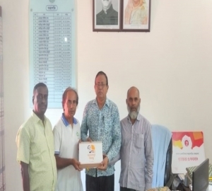 সিলেট প্রেসক্লাবের সভাপতি ইকবাল সিদ্দিকীর হাতে “আলোকপটে বঙ্গবন্ধু” এ্যালবাম প্রদান