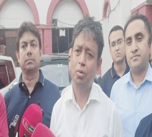 পুলিশের কাজে বাধার অভিযোগে নুরের বিরুদ্ধে মামলা
