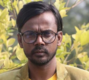 রুচির দুর্ভিক্ষ কাটাতে বাসায় শিক্ষক রেখে পড়ছেন হিরো আলম