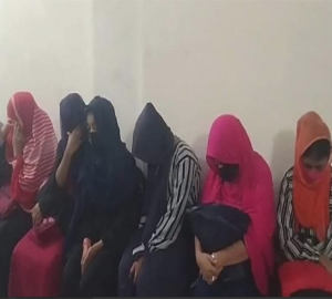 পুলিশ কোয়ার্টার এলাকায় অসামাজিক কার্জকেলাপ, ৬ নারীসহ ১৫ পুরুষ গ্রেফতার 