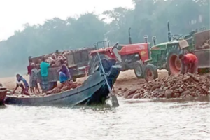কানাইঘাটে দিনে রাতে চলছে পাথর লুট