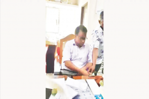 চেকের সাইজ বুঝে ‘ঘুষ’ নেন হিসাবরক্ষক