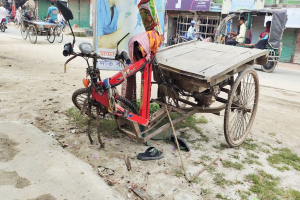 ঠাকুরগাঁওয়ে ভ্যানের সঙ্গে মোটরসাইকেলের মুখোমুখি সংঘর্ষে ভ্যানচালক আবুল নিহত, আহত ৩