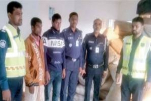 তামাবিলে ট্রাকে পাথরের নিচে লুকিয়ে চিনি চোরাচালান, ধরলো পুলিশ