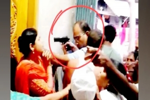 আসামি ধরতে গিয়ে পিস্তল ঠেকিয়ে স্বর্ণালংকার ছিনিয়ে নেওয়ার অভিযোগ