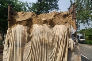সিলেটে বালুর ট্রাকে পাওয়া গেল ১৮ লাখ টাকার ভারতীয় চোরাই চিনি