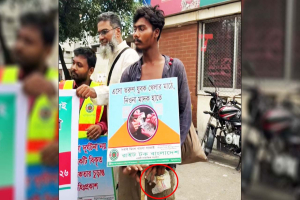 মাদকবিরোধী আন্দোলনে মাদক হাতে যুবক