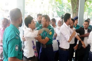 সিলেটে আদালত পাড়ায় আইনজীবী-পুলিশ হাতাহাতি, উত্তেজনা