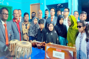 ‘দৃষ্টি প্রতিবন্ধী শিক্ষার্থীদের মাঝে ফল ও চারা বিতরণ’