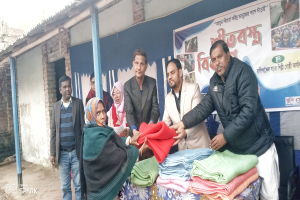রাণীশংকৈলে ষড়জ শিল্পি গোষ্ঠীর শীতবস্ত্র বিতরণ