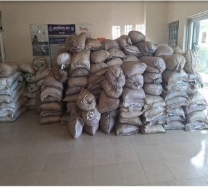 সিলেট থেকে বালুর ট্রাকে করে ঢাকায় যাচ্ছিলো ভারতীয় চিনি, আটক করলো পুলিশ 