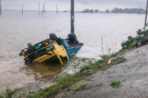 সুনামগঞ্জে নিয়ন্ত্রণ হারিয়ে খাদে পড়ল মালবাহী ট্রাক, অল্পের জন্য বড় দুর্ঘটনা এড়ানো