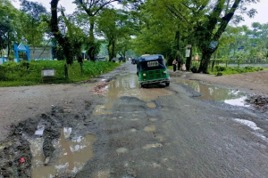 গর্তের ওপর জোড়াতালি, দুই বছর ধরে দুর্ভোগ: মোগলাবাজার-ঢাকাদক্ষিণ সড়কে চরম ভোগান্তি