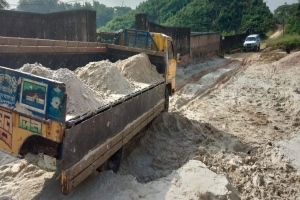 সিলেটে টিলা কাটায় সাড়ে ৭ লাখ টাকা জ রি মা না