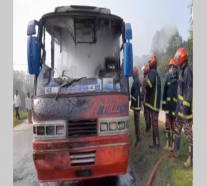 মানিকগঞ্জে পেট্রোল ঢেলে যাত্রীবাহী বাসে আগুন