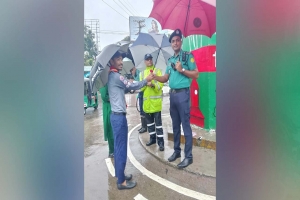 সিলেটে ট্রাফিক পুলিশকে ফুল দিয়ে বরণ করল শিক্ষার্থীরা