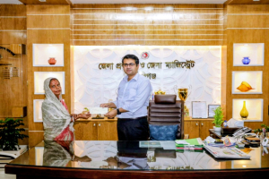 ঘূর্ণিঝড়ে বসতঘর হারানো অসহায়  শিপ্রা রাণীর পাশে দাঁড়ালেন হবিগঞ্জের জেলা প্রশাসক