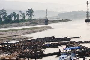 ভোলাগঞ্জে টাস্কফোর্সের অভিযানে পাথরসহ ১৩৬ নৌকা জ ব্দ