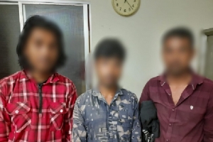 নগরীতে বিপুল পরিমাণ ভারতীয় পণ্যসহ ৩ জন আটক