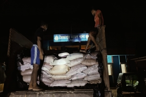 জৈন্তাপুরে পাথরবাহী ট্রাকে পাথরের নিচে ১৮৪ বস্তা ভারতীয় চিনি সহ আ ট ক ২